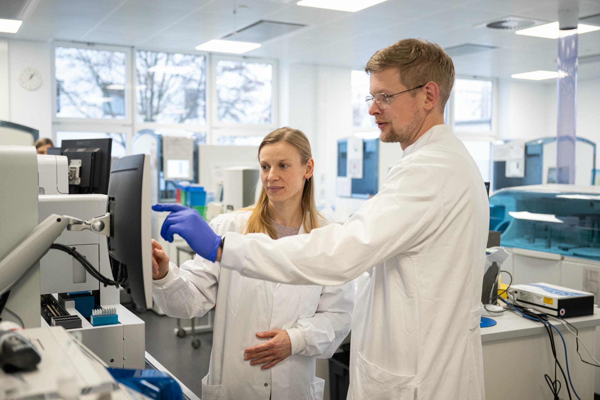JS2-a Zwei Wissenschaftler überprüfen Daten auf einem Bildschirm im Labor