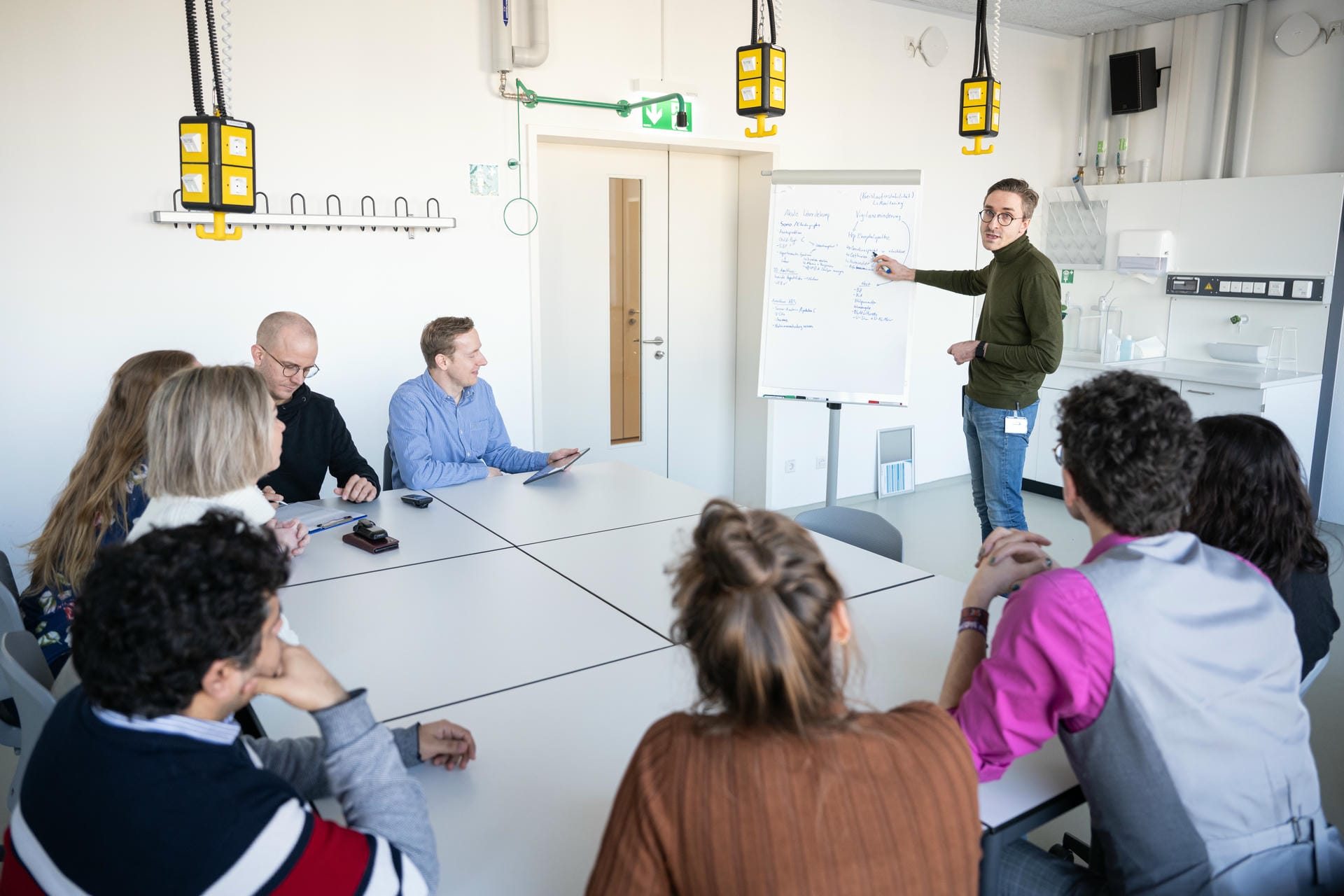 Wisenschaftler bei einem Vortrag vor einer kleinen Gruppe