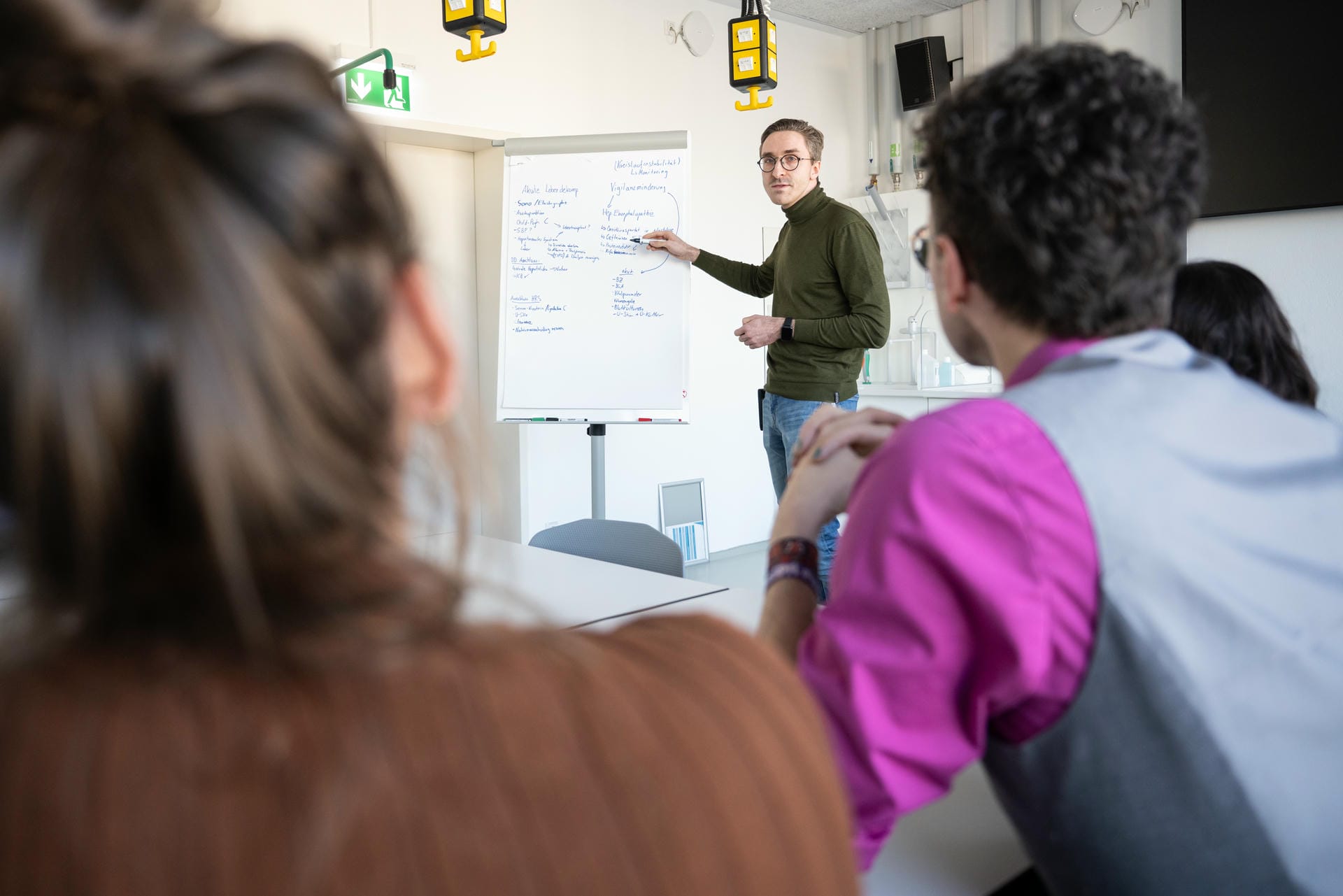 Wissenschaftler hält Vortrag am Whiteboard